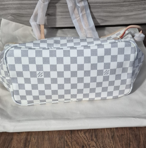 Elegant Checkered Never Full Tote And Clutch in Gray and White. Free Gifts! - Picture 15 of 16